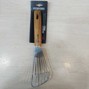 Лопатка кулинарная с деревянной ручкой  и с прорезями - HM-34