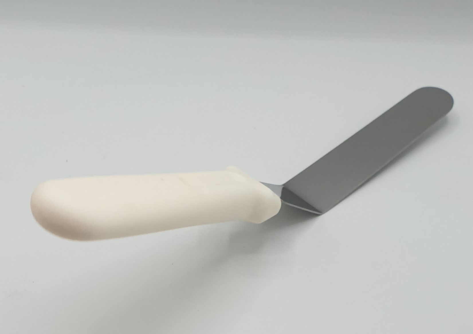 Лопатка-палетка кулинарная изогнутая с пластиковой ручкой 10см.